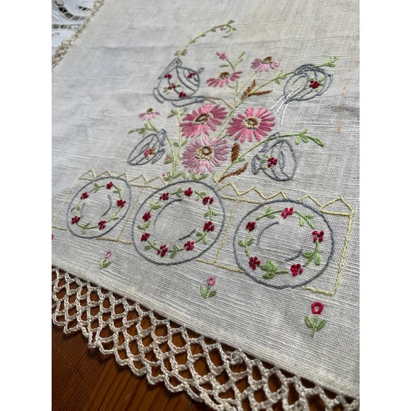 Vintage Linen Hand Towel Embroidered Daisy 29" x 16" - Picture 2 of 2